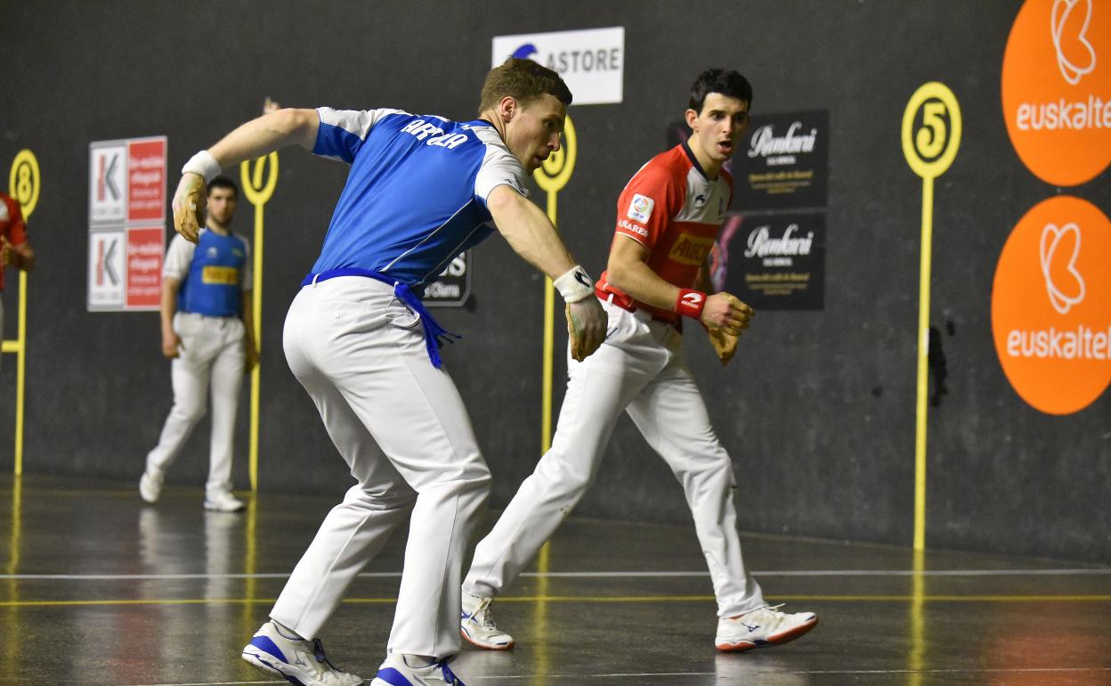 Artola, en un partido del reciente Parejas contra Altuna, que le espera ahora en la final manomanista. 