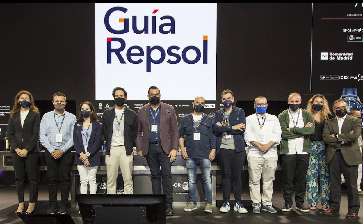 Elena Arzak con otros cocineros en su presentación. 