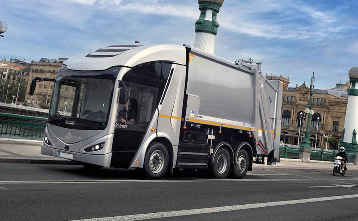 Modelo del Irizar ie urban truck, el camión eléctrico que la firma de Aduna producirá para FCC destinado a la recogida de residuos, circula por las calles de San Sebastián. 
