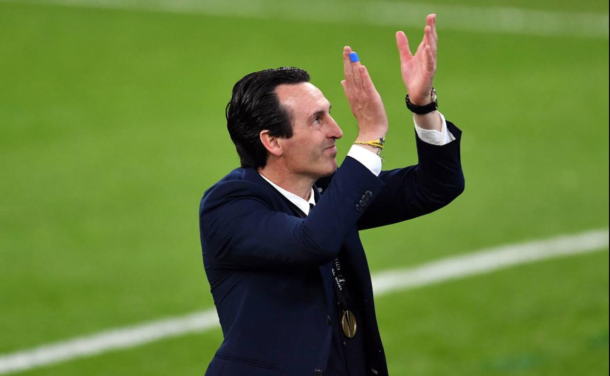 Unai Emery aplaude tras proclamarse campeón de la Europa League con el Villarreal.