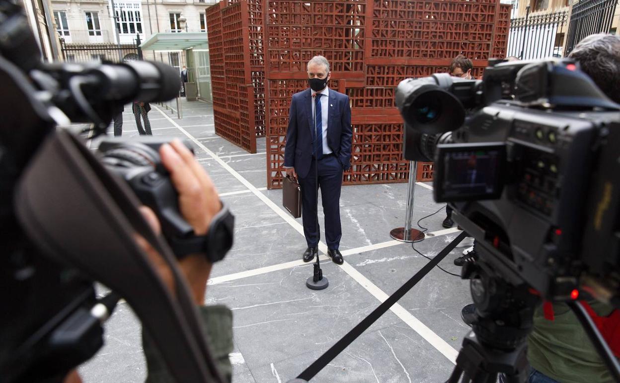 Iñigo Urkullu compareció ayer ante los medios de comunicación a la entrada del Parlamento Vasco antes del pleno ordinario. 