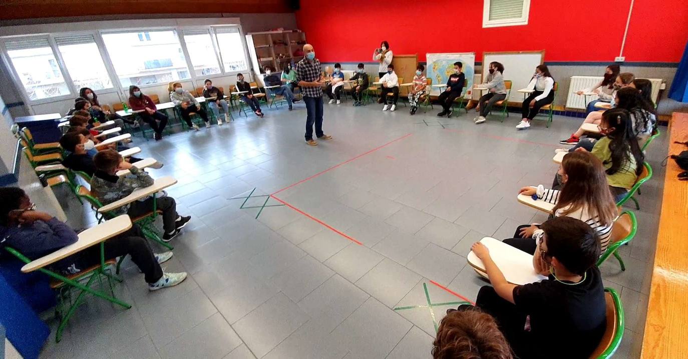 Foto de un aula durante este curso, con distancias y mascarillas.