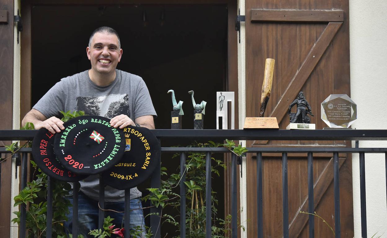 Iñigo Legorburu errenteriarrak hogei urte daramatza Hernanin bizitzen, garaikurrez betetako etxean. 