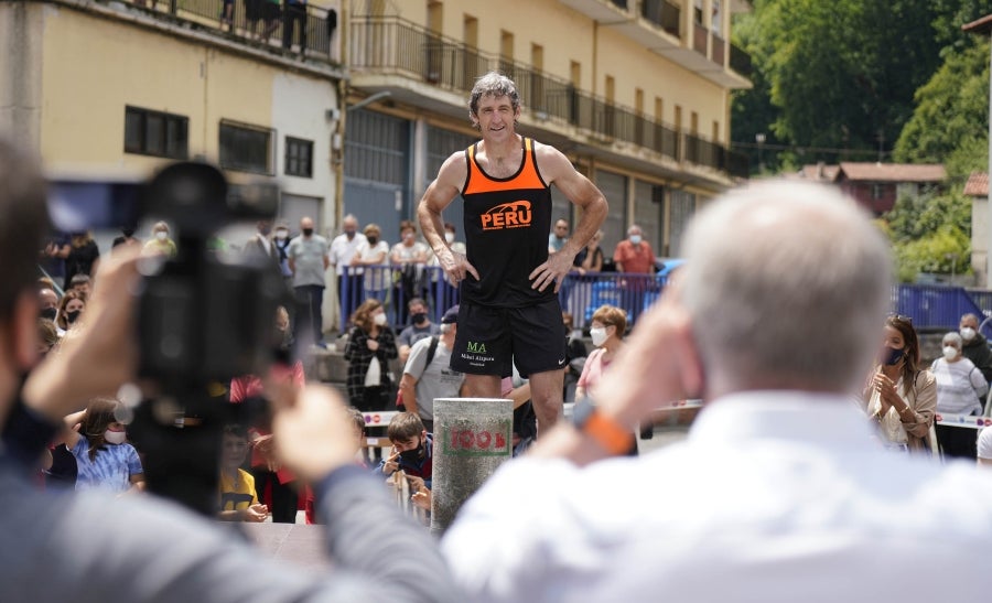 Xabier Orbegozo 'Arria V' puso punto y final a su carrera deportiva con una heroicidad. En seis horas, cinco minutos y 54 segundos levantó diez veces el cilindro antiguo de 100 kilos, recorrió las tres cimas de Tolosaldea -Ernio, Uzturre y Erriozpe- completando 43 kilómetros y cortó diez kanaerdikos. 