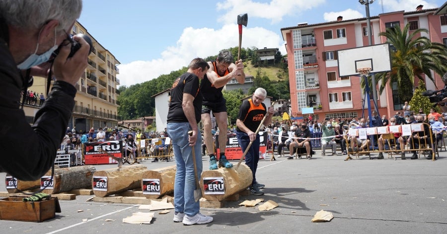 Xabier Orbegozo 'Arria V' puso punto y final a su carrera deportiva con una heroicidad. En seis horas, cinco minutos y 54 segundos levantó diez veces el cilindro antiguo de 100 kilos, recorrió las tres cimas de Tolosaldea -Ernio, Uzturre y Erriozpe- completando 43 kilómetros y cortó diez kanaerdikos. 