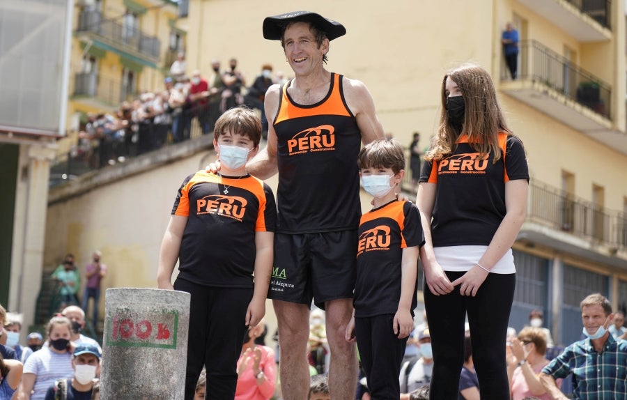 Xabier Orbegozo 'Arria V' puso punto y final a su carrera deportiva con una heroicidad. En seis horas, cinco minutos y 54 segundos levantó diez veces el cilindro antiguo de 100 kilos, recorrió las tres cimas de Tolosaldea -Ernio, Uzturre y Erriozpe- completando 43 kilómetros y cortó diez kanaerdikos. 