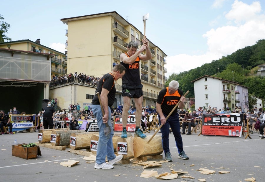 Xabier Orbegozo 'Arria V' puso punto y final a su carrera deportiva con una heroicidad. En seis horas, cinco minutos y 54 segundos levantó diez veces el cilindro antiguo de 100 kilos, recorrió las tres cimas de Tolosaldea -Ernio, Uzturre y Erriozpe- completando 43 kilómetros y cortó diez kanaerdikos. 