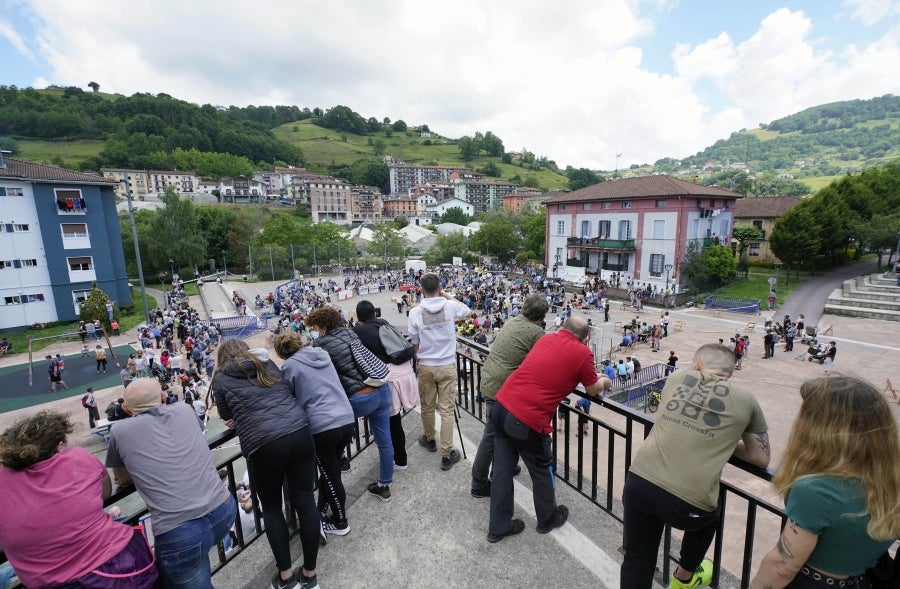 Xabier Orbegozo 'Arria V' puso punto y final a su carrera deportiva con una heroicidad. En seis horas, cinco minutos y 54 segundos levantó diez veces el cilindro antiguo de 100 kilos, recorrió las tres cimas de Tolosaldea -Ernio, Uzturre y Erriozpe- completando 43 kilómetros y cortó diez kanaerdikos. 