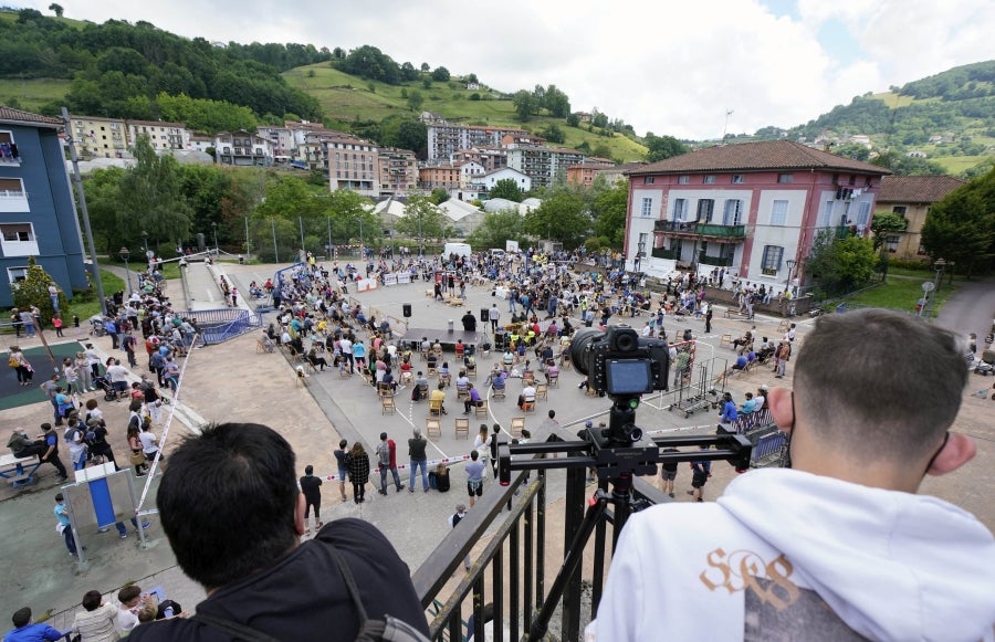 Xabier Orbegozo 'Arria V' puso punto y final a su carrera deportiva con una heroicidad. En seis horas, cinco minutos y 54 segundos levantó diez veces el cilindro antiguo de 100 kilos, recorrió las tres cimas de Tolosaldea -Ernio, Uzturre y Erriozpe- completando 43 kilómetros y cortó diez kanaerdikos. 