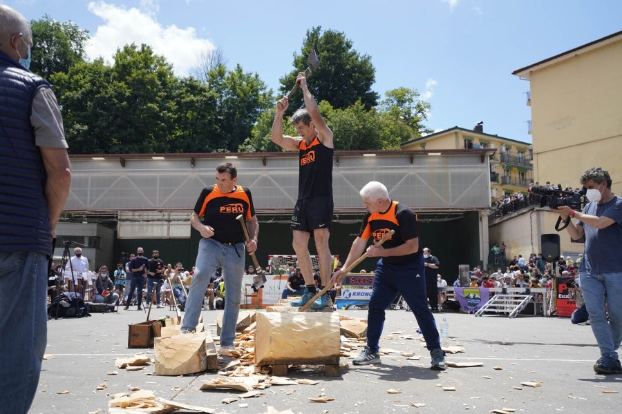 Xabier Orbegozo 'Arria V' puso punto y final a su carrera deportiva con una heroicidad. En seis horas, cinco minutos y 54 segundos levantó diez veces el cilindro antiguo de 100 kilos, recorrió las tres cimas de Tolosaldea -Ernio, Uzturre y Erriozpe- completando 43 kilómetros y cortó diez kanaerdikos. 