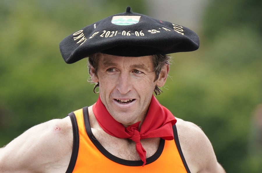 Xabier Orbegozo 'Arria V' puso punto y final a su carrera deportiva con una heroicidad. En seis horas, cinco minutos y 54 segundos levantó diez veces el cilindro antiguo de 100 kilos, recorrió las tres cimas de Tolosaldea -Ernio, Uzturre y Erriozpe- completando 43 kilómetros y cortó diez kanaerdikos. 