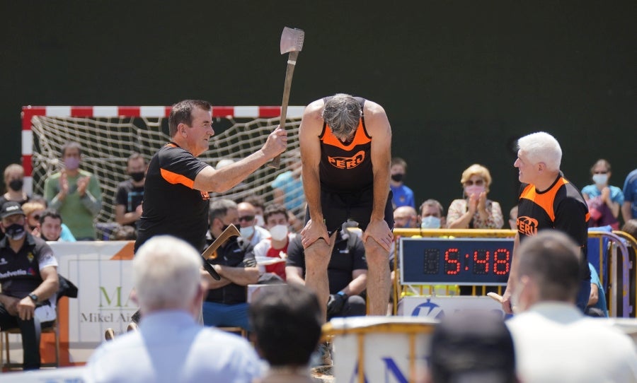 Xabier Orbegozo 'Arria V' puso punto y final a su carrera deportiva con una heroicidad. En seis horas, cinco minutos y 54 segundos levantó diez veces el cilindro antiguo de 100 kilos, recorrió las tres cimas de Tolosaldea -Ernio, Uzturre y Erriozpe- completando 43 kilómetros y cortó diez kanaerdikos. 