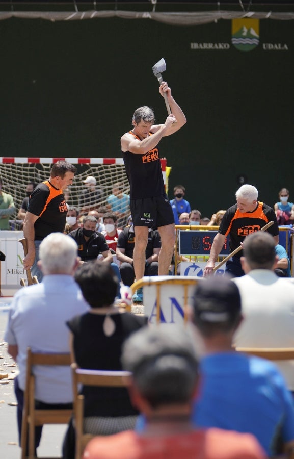 Xabier Orbegozo 'Arria V' puso punto y final a su carrera deportiva con una heroicidad. En seis horas, cinco minutos y 54 segundos levantó diez veces el cilindro antiguo de 100 kilos, recorrió las tres cimas de Tolosaldea -Ernio, Uzturre y Erriozpe- completando 43 kilómetros y cortó diez kanaerdikos. 