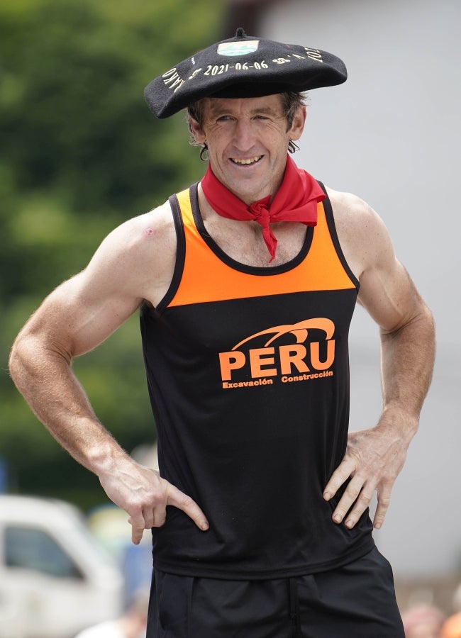 Xabier Orbegozo 'Arria V' puso punto y final a su carrera deportiva con una heroicidad. En seis horas, cinco minutos y 54 segundos levantó diez veces el cilindro antiguo de 100 kilos, recorrió las tres cimas de Tolosaldea -Ernio, Uzturre y Erriozpe- completando 43 kilómetros y cortó diez kanaerdikos. 