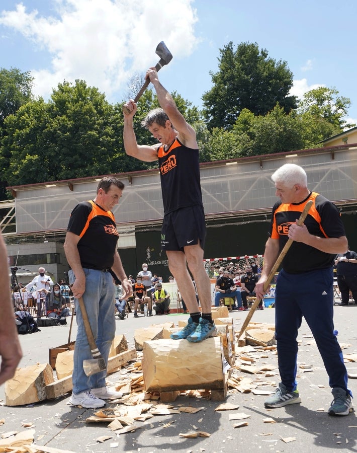 Xabier Orbegozo 'Arria V' puso punto y final a su carrera deportiva con una heroicidad. En seis horas, cinco minutos y 54 segundos levantó diez veces el cilindro antiguo de 100 kilos, recorrió las tres cimas de Tolosaldea -Ernio, Uzturre y Erriozpe- completando 43 kilómetros y cortó diez kanaerdikos. 