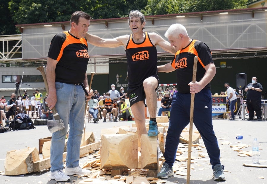 Xabier Orbegozo 'Arria V' puso punto y final a su carrera deportiva con una heroicidad. En seis horas, cinco minutos y 54 segundos levantó diez veces el cilindro antiguo de 100 kilos, recorrió las tres cimas de Tolosaldea -Ernio, Uzturre y Erriozpe- completando 43 kilómetros y cortó diez kanaerdikos. 