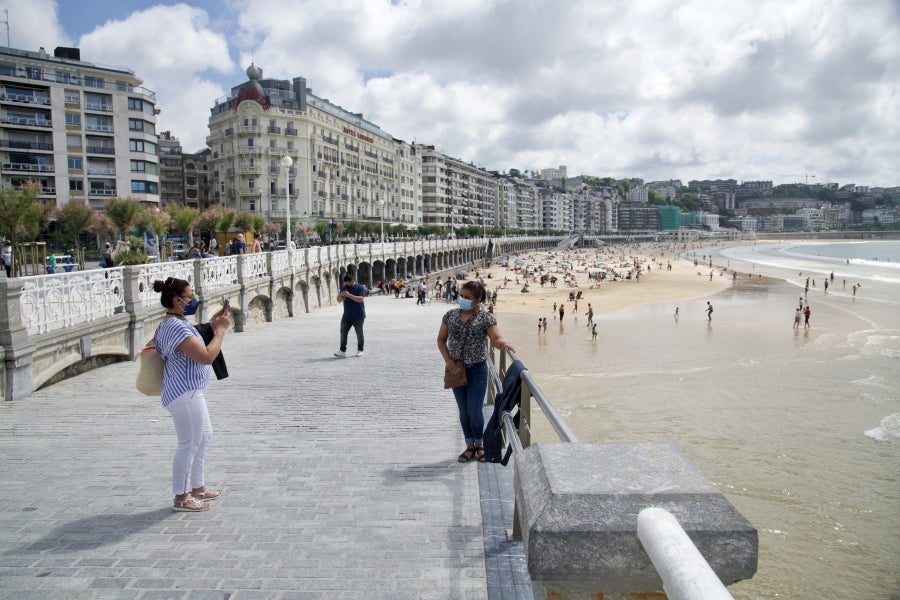 Este fin de semana, los guipuzcoanos han podido disfrutar de un tiempo estable y agradable, con algunos intervalos de nubes medias. Así, son muchos los que han aprovechado este domingo para salir a pasear por la costa donostiarra. 