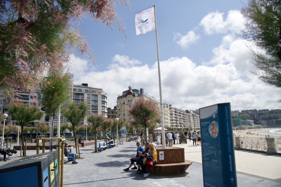 Este fin de semana, los guipuzcoanos han podido disfrutar de un tiempo estable y agradable, con algunos intervalos de nubes medias. Así, son muchos los que han aprovechado este domingo para salir a pasear por la costa donostiarra. 