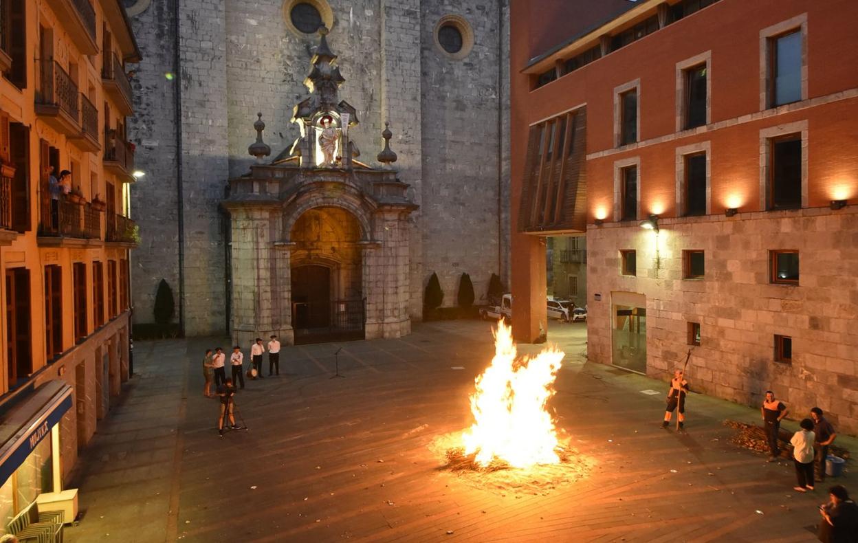 Este año se podrá visitar la hoguera de San Juan; la plaza Santa María contará con un circuito en el que se controlarán la entrada y salida. 