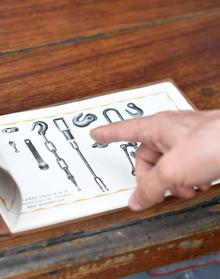 Imagen secundaria 2 - Juanjo Olaizola, director del Museo Vasco del Ferrocarril con el catálogo. Lámina con un vagón que se fabricaba en Talleres Urcola y un detalle del catálogo hallado en poder de un anticuario de Valencia.