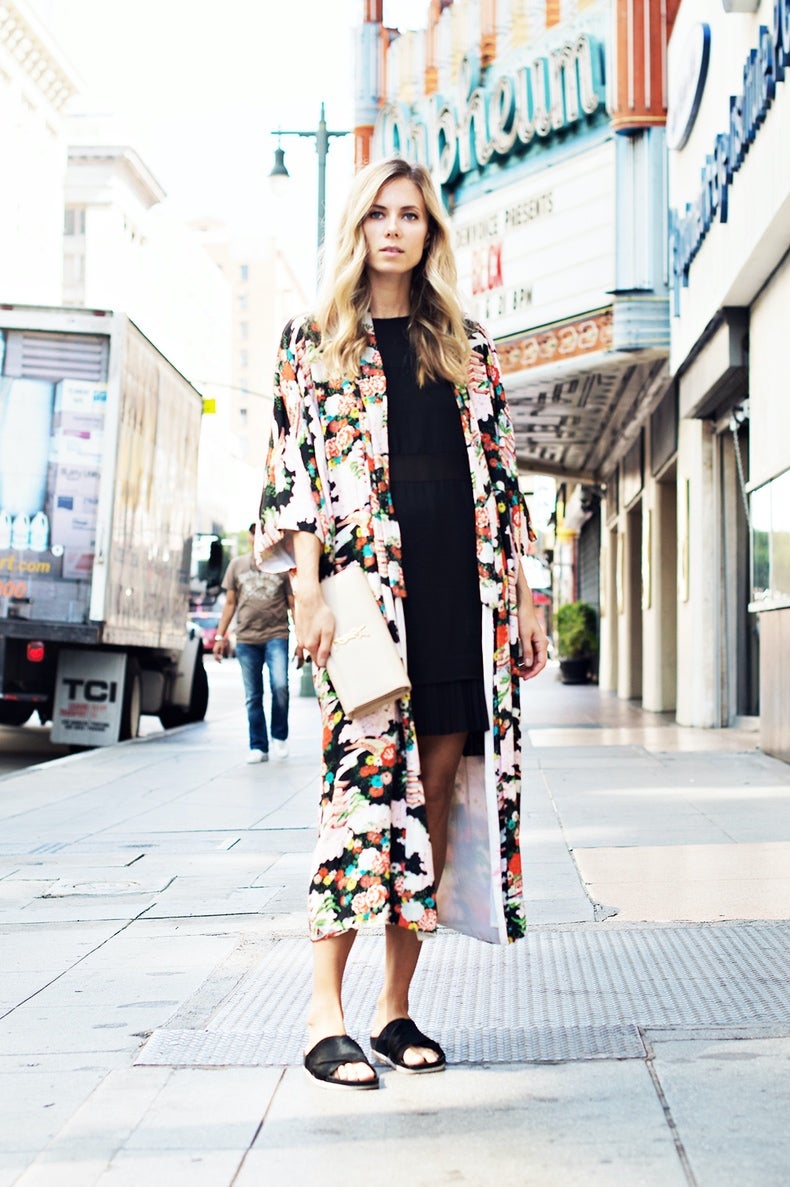 Si los cárdigans de punto han sido el pilar de la primavera, este verano nos traerá otra chaqueta más ligera a modo de imprescindible. En este caso nos referimos al kimono, ideal para acompañarnos en todos tus looks estivales. Sus infinitas posibilidades abarcan desde los looks de invitada hasta combinaciones casuales con ‘shorts’ o ‘jeans’. El kimono se sitúa, por lo tanto, como una verdadera necesidad y parece salvar el espíritu ‘hippie’ y bohemio más destructivo que vimos hace unos años. Toma nota de estas 20 propuestas