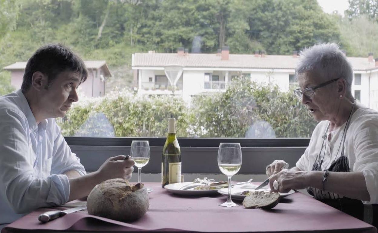  Cara a cara. Ibon Etxezarreta y Maixabel Lasa, en una de las escenas del documental 'Zubiak', de Jon Sistiaga. 
