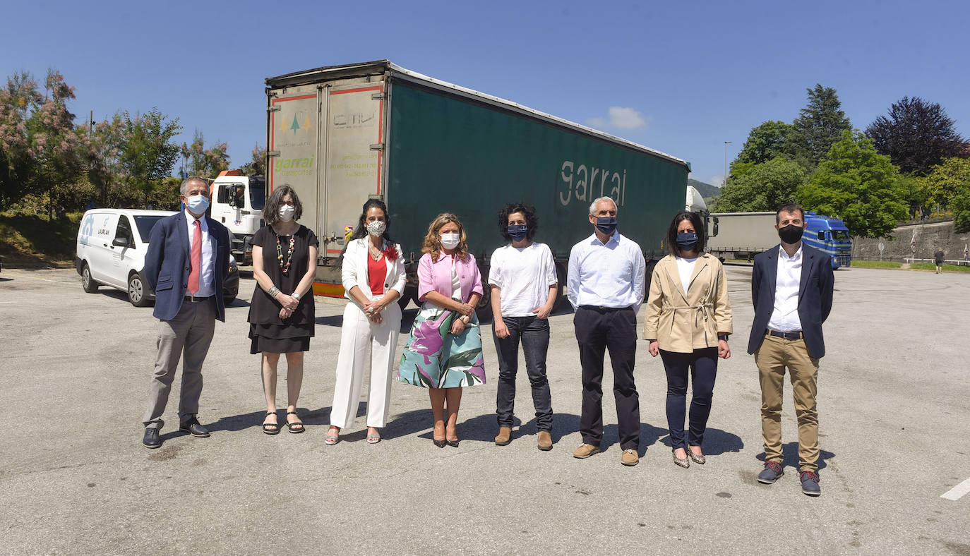 Las autoridades en el punto en el que se construirá el hospital.
