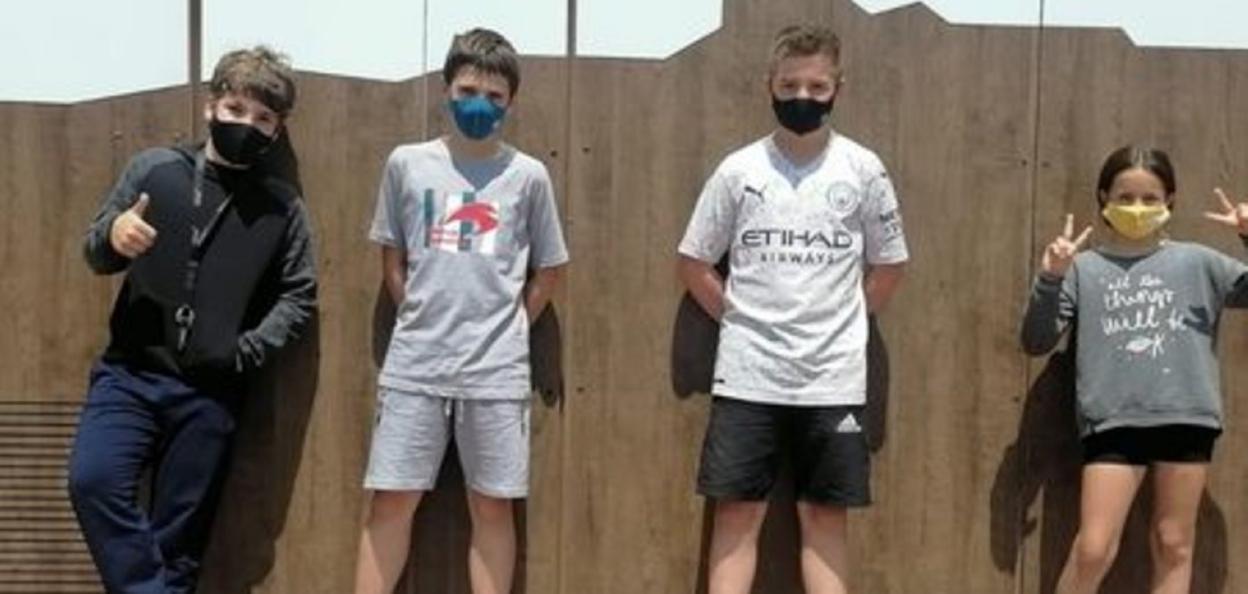 Bertso papel sariketan saria jaso duten Herri Ikastolako lau gazteak.