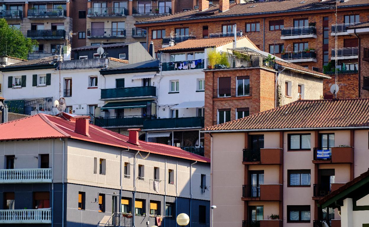 Bloques de viviendas en San Sebastián. Los ayuntamientos se encargarán de localizar y gravar con un canon las viviendas deshabitadas. 