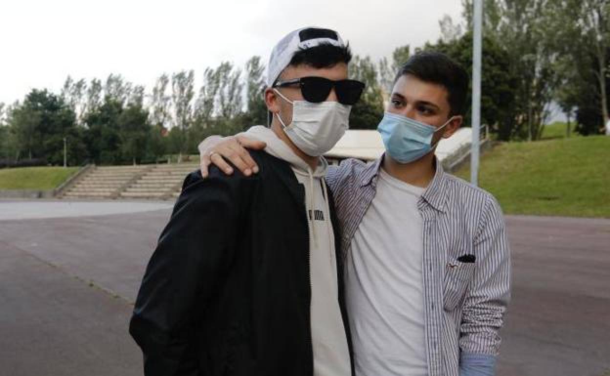 Ekain con su novio Kevin, en el parque de Bizkotxalde, donde recibió la paliza.