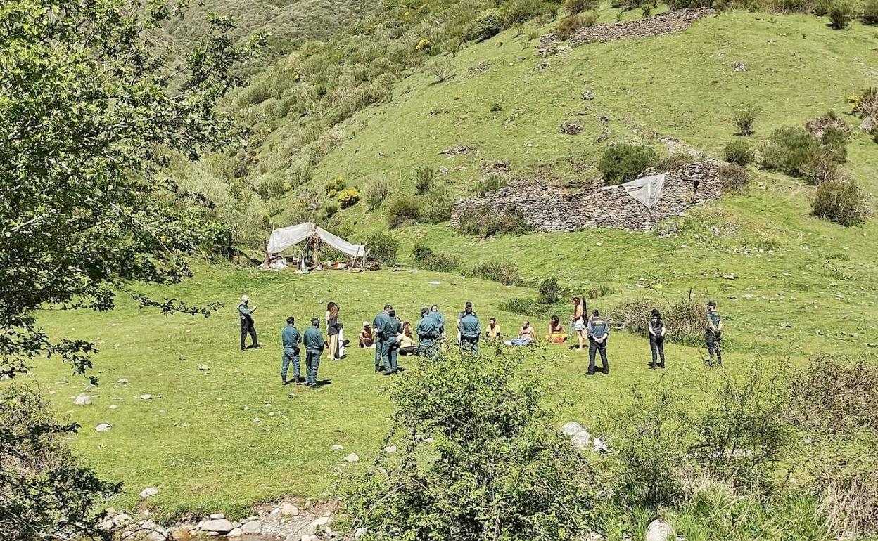 La Guardia Civil en una de sus visitas al valle del Portilla junto a una decena de 'hippies'. /
