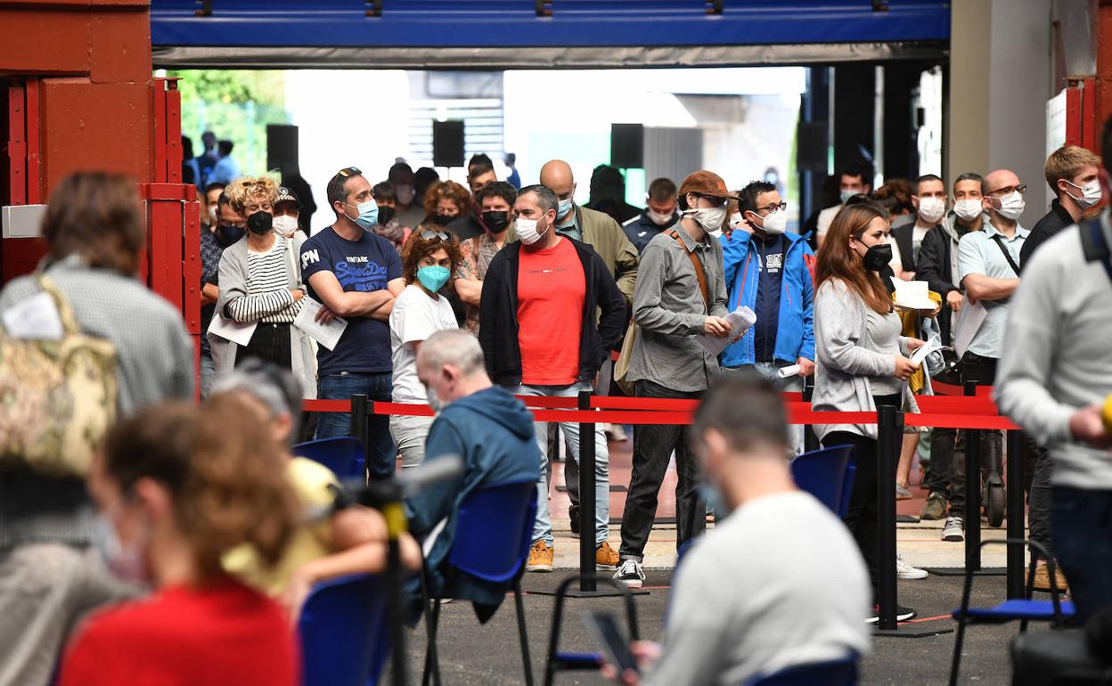 Personal de colectivos esenciales espera su turno para acceder al coso de Illunbe para recibir la segunda dosis de la vacuna. 