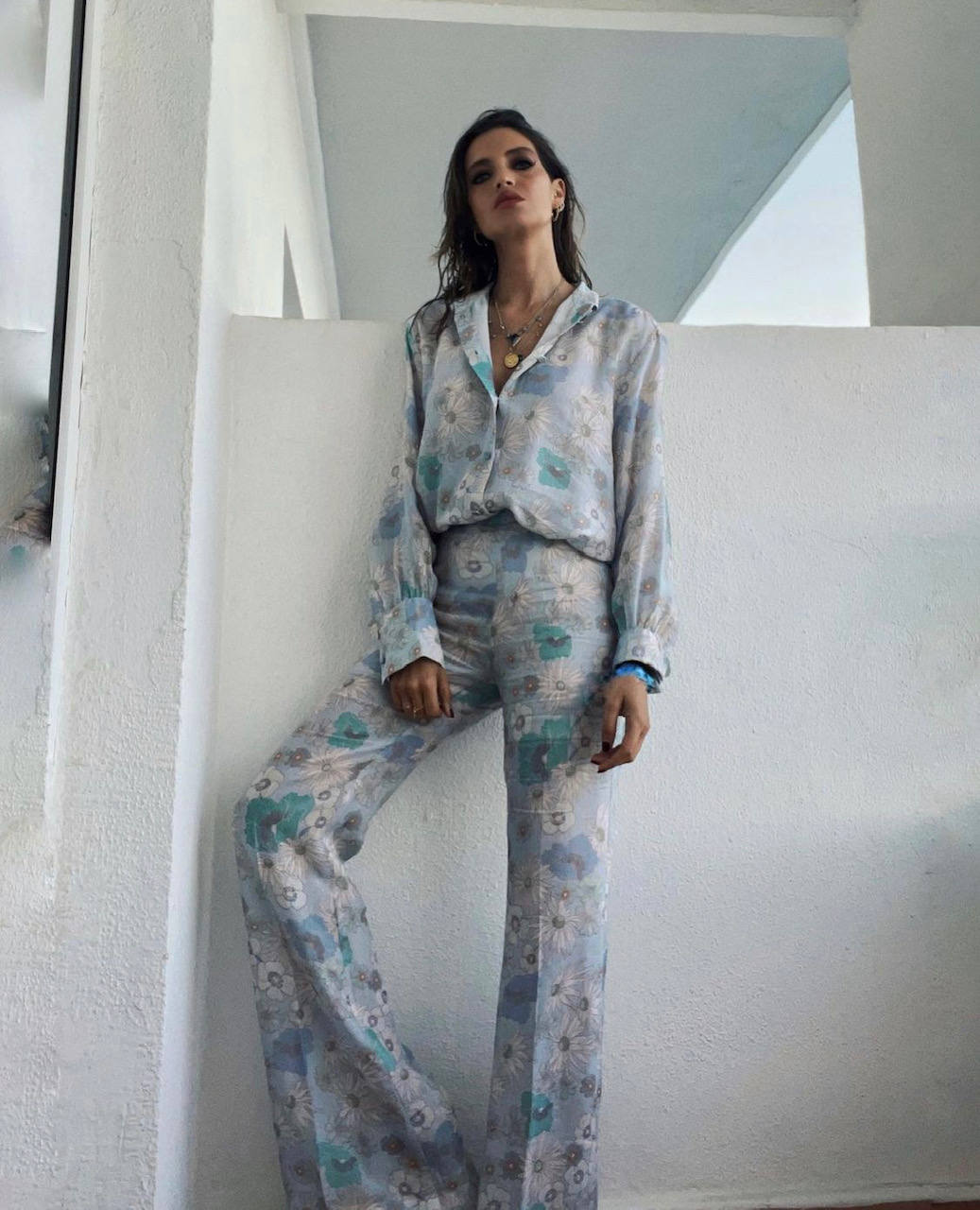 La comunicadora manchega tiene un estilo innato e insuperable en el que sabe sacar partido a los básicos combinándolos con las prendas tendencia de cada campaña. Dicho lo cual, en los últimos meses hemos visto a una Sara Carbonero mucho más bohemia y 'hippie' que de costumbre y por ello, de cara al verano, te presentamos un interesante recorrido por los estilismos más destacados e inspiradores de la presentadora, empresaria e 'influencer'