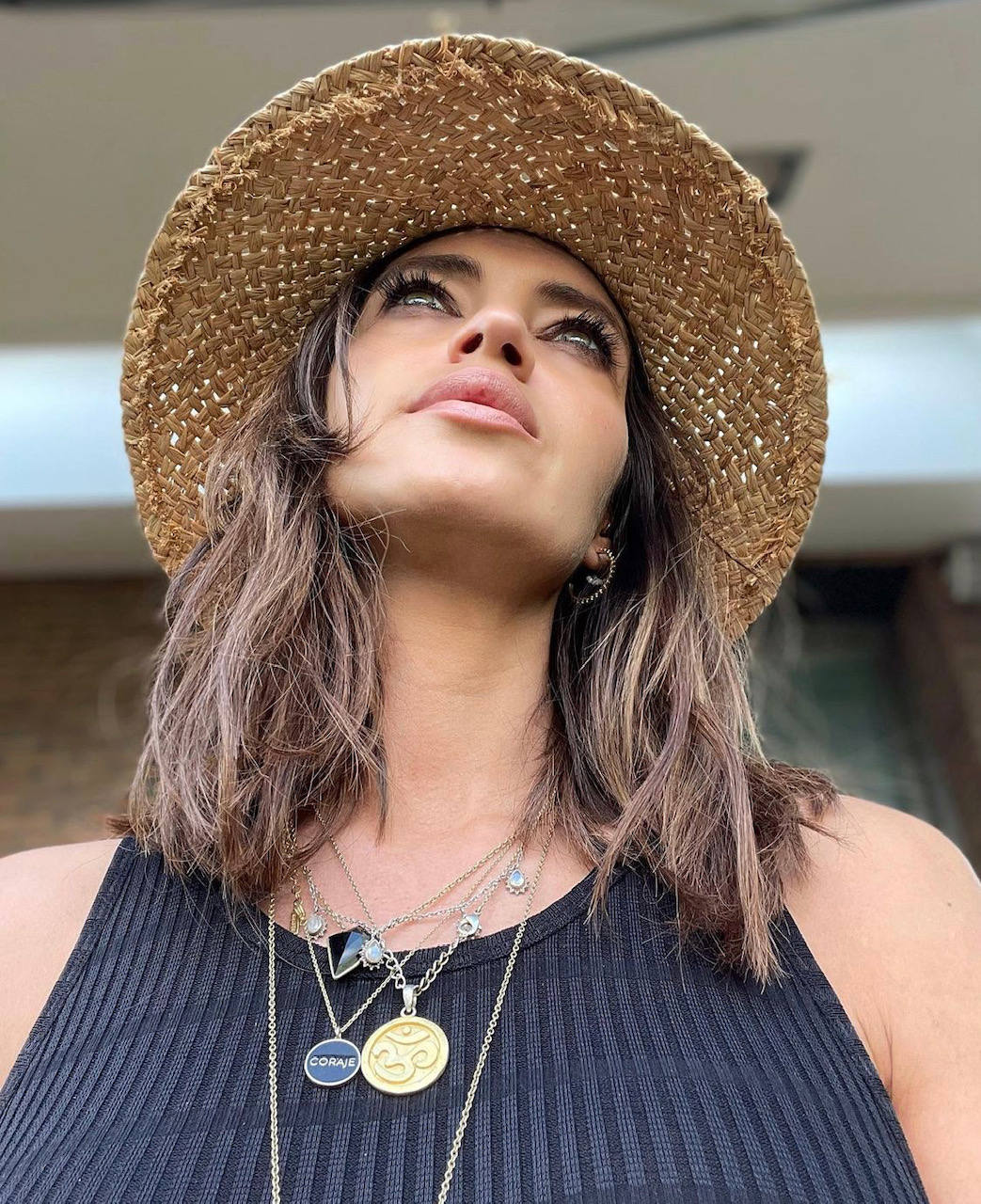 La comunicadora manchega tiene un estilo innato e insuperable en el que sabe sacar partido a los básicos combinándolos con las prendas tendencia de cada campaña. Dicho lo cual, en los últimos meses hemos visto a una Sara Carbonero mucho más bohemia y 'hippie' que de costumbre y por ello, de cara al verano, te presentamos un interesante recorrido por los estilismos más destacados e inspiradores de la presentadora, empresaria e 'influencer'