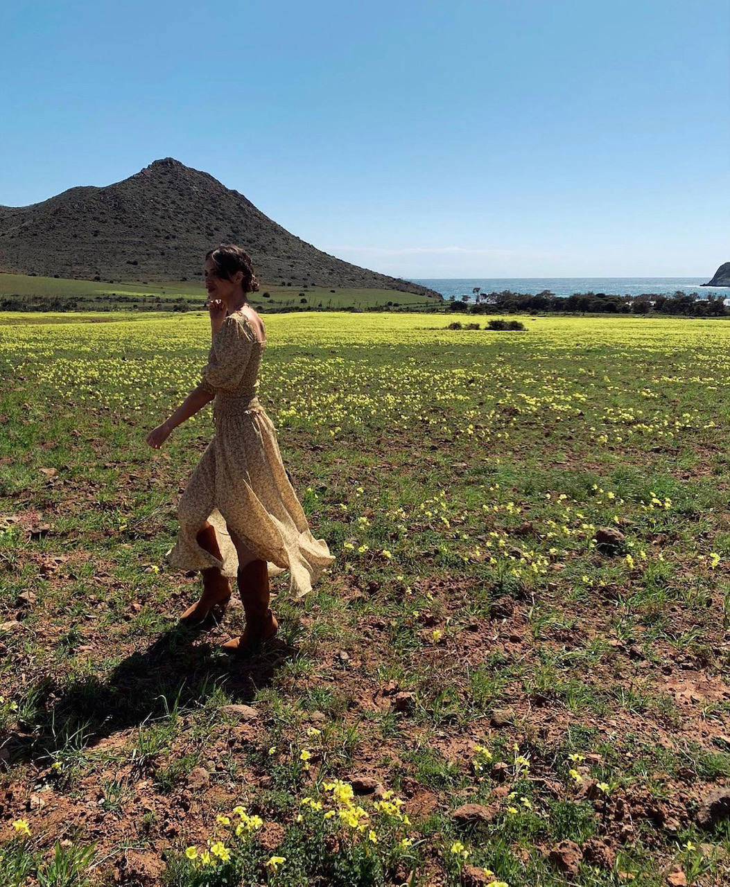 La comunicadora manchega tiene un estilo innato e insuperable en el que sabe sacar partido a los básicos combinándolos con las prendas tendencia de cada campaña. Dicho lo cual, en los últimos meses hemos visto a una Sara Carbonero mucho más bohemia y 'hippie' que de costumbre y por ello, de cara al verano, te presentamos un interesante recorrido por los estilismos más destacados e inspiradores de la presentadora, empresaria e 'influencer'