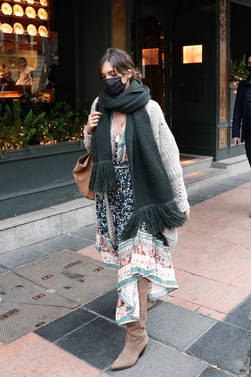 La comunicadora manchega tiene un estilo innato e insuperable en el que sabe sacar partido a los básicos combinándolos con las prendas tendencia de cada campaña. Dicho lo cual, en los últimos meses hemos visto a una Sara Carbonero mucho más bohemia y 'hippie' que de costumbre y por ello, de cara al verano, te presentamos un interesante recorrido por los estilismos más destacados e inspiradores de la presentadora, empresaria e 'influencer'