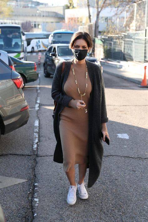 La comunicadora manchega tiene un estilo innato e insuperable en el que sabe sacar partido a los básicos combinándolos con las prendas tendencia de cada campaña. Dicho lo cual, en los últimos meses hemos visto a una Sara Carbonero mucho más bohemia y 'hippie' que de costumbre y por ello, de cara al verano, te presentamos un interesante recorrido por los estilismos más destacados e inspiradores de la presentadora, empresaria e 'influencer'