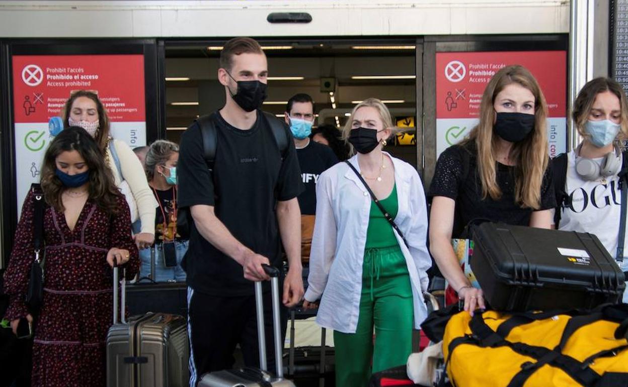 Varios pasajeros llegan al aeropuerto de Barajas. 