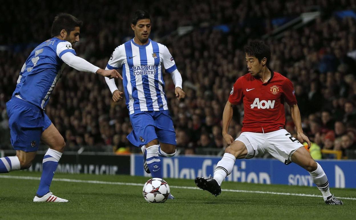 Markel Bergara y Carlos Vela presionan a Kagawa en Old Trafford, durante la última participación de la Real Sociedad en la Champions League. 