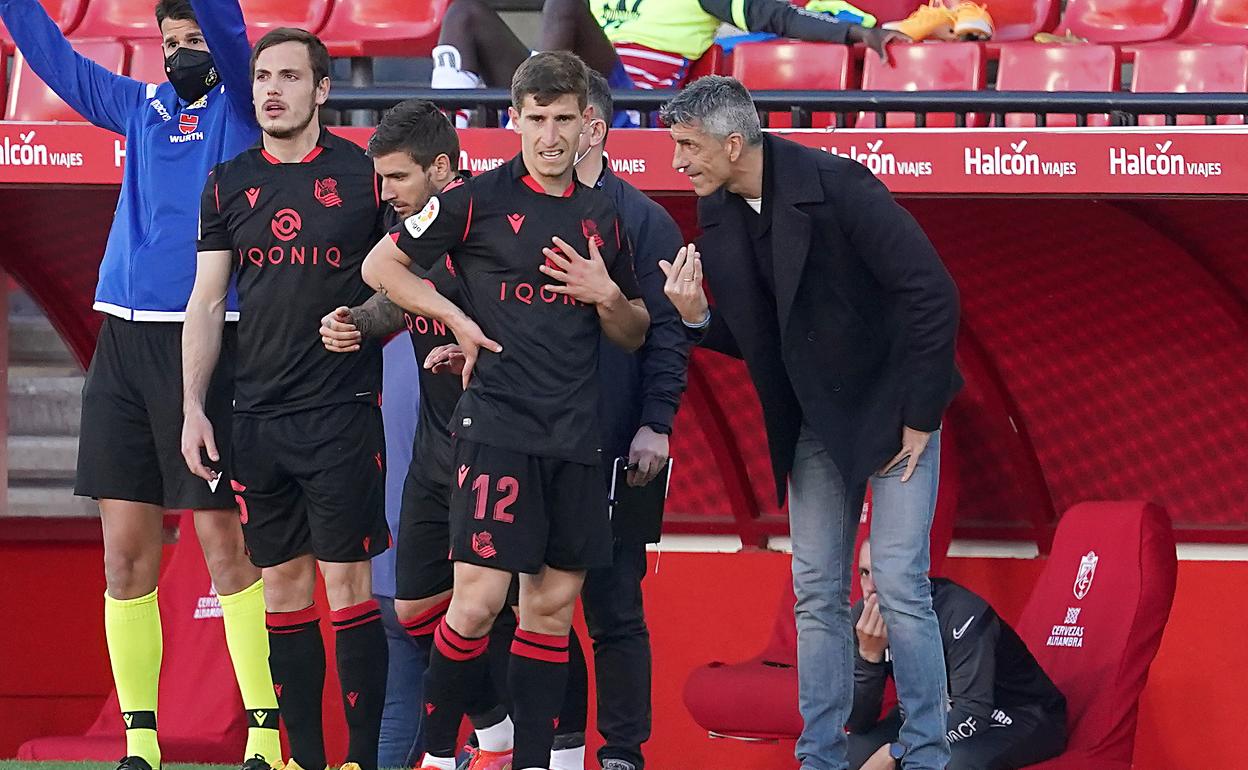 Imanol da instrucciones a Aihen antes de saltar al césped de Los Cármenes en el partido contra el Granada de marzo. 