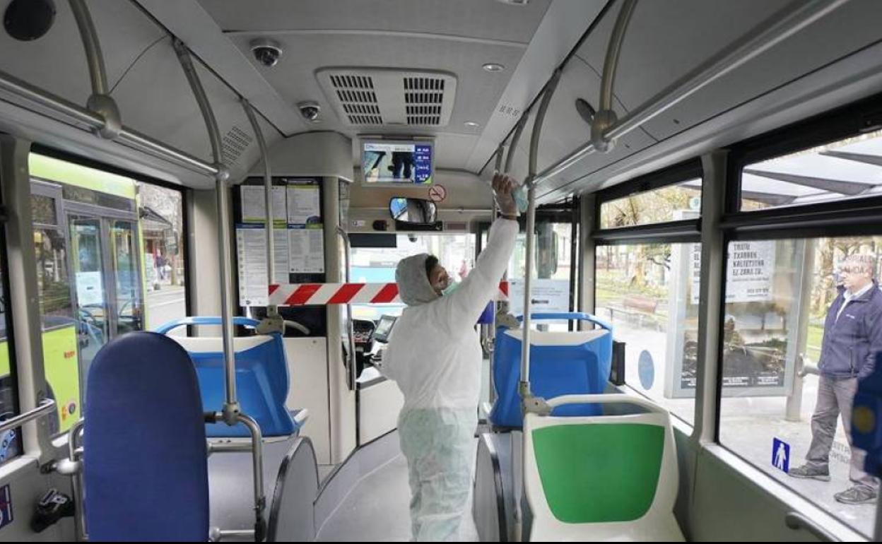 Desinfección del interior de un autobús de Dbus en la parada del Boulevard durante la pandemia. 