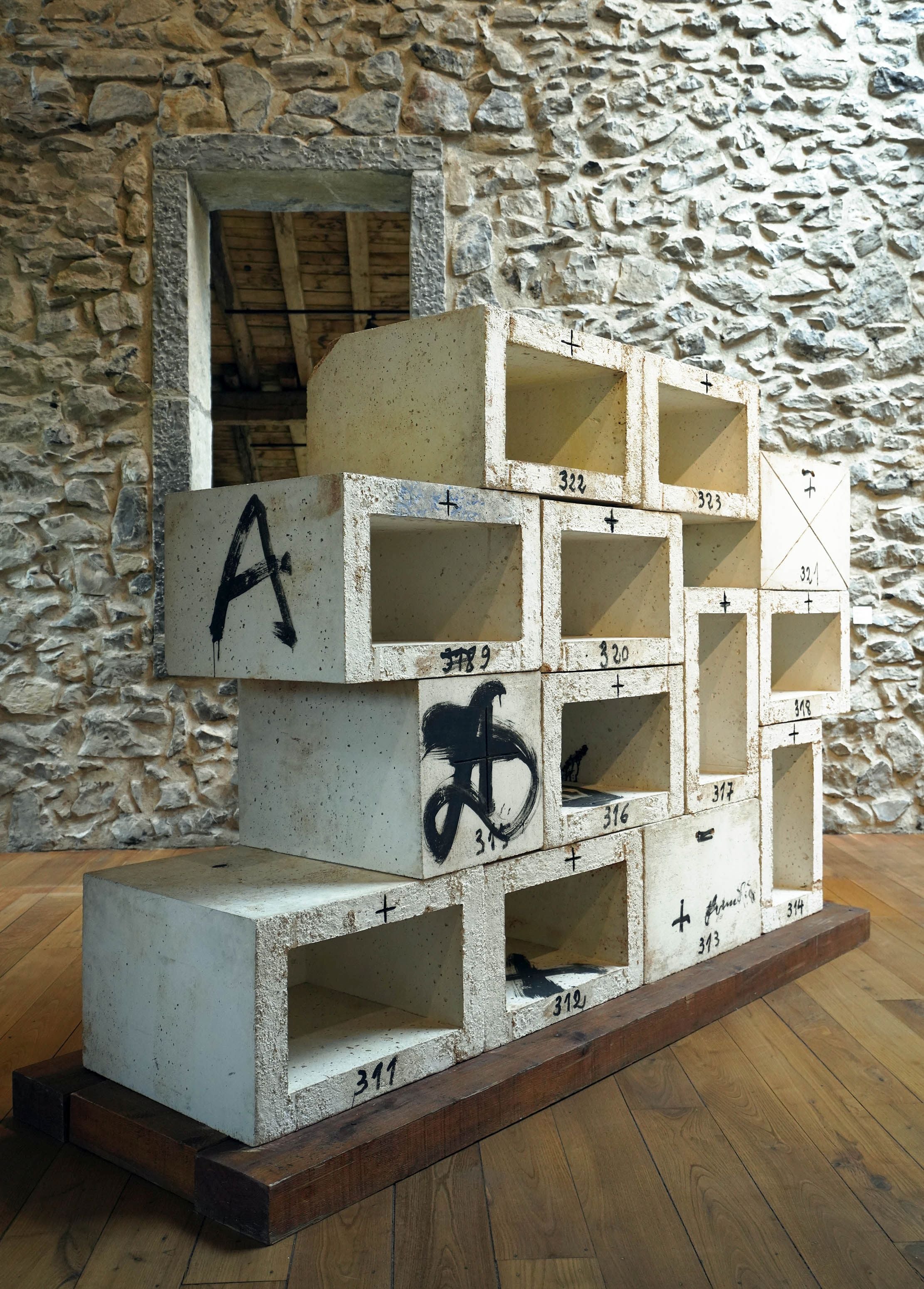 Chillida Leku acogerá hasta el 10 de enero de 2022 una exposición del escultor y pintor Antoni Tàpies, primer artista invitado en el museo.