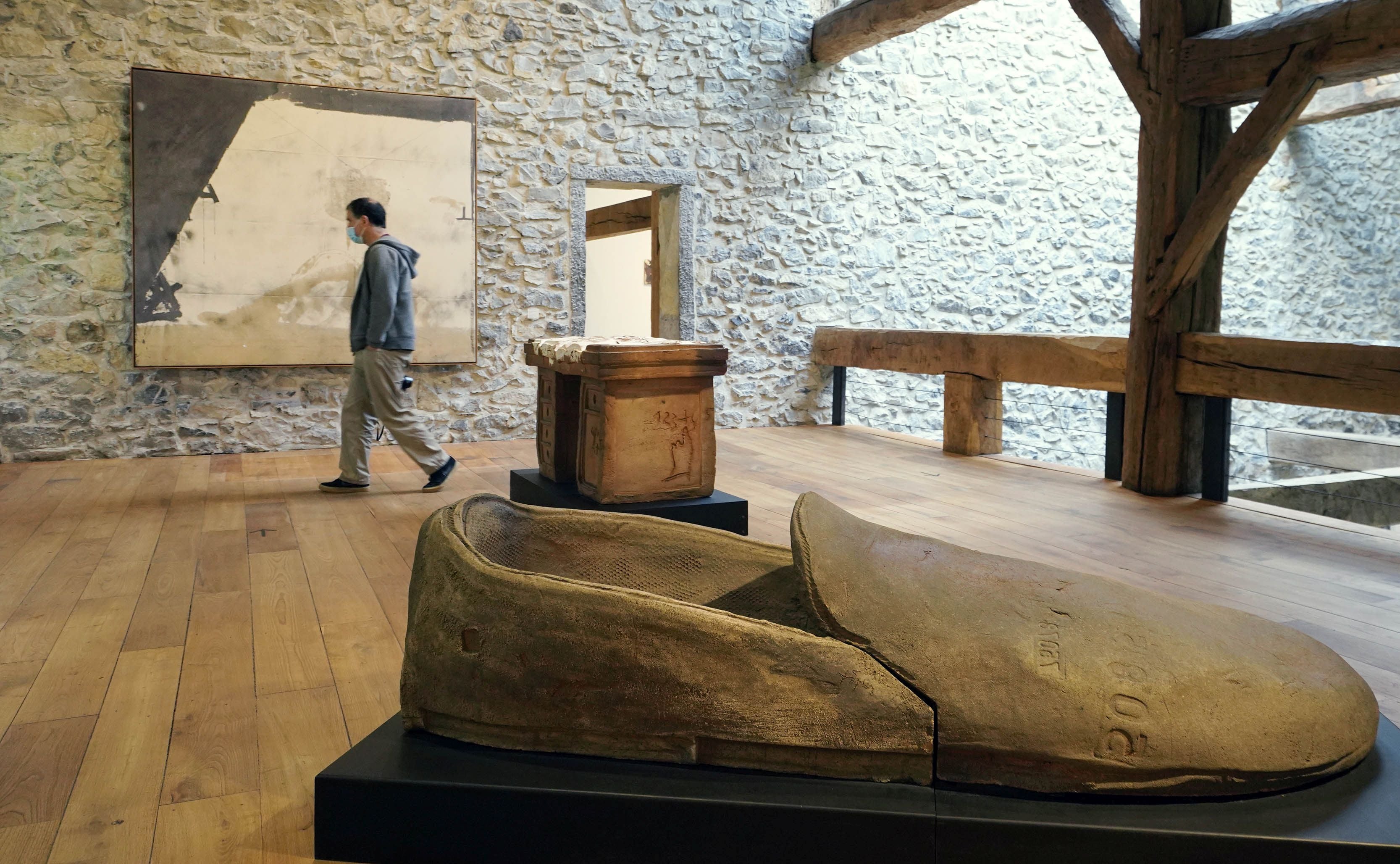 Chillida Leku acogerá hasta el 10 de enero de 2022 una exposición del escultor y pintor Antoni Tàpies, primer artista invitado en el museo.