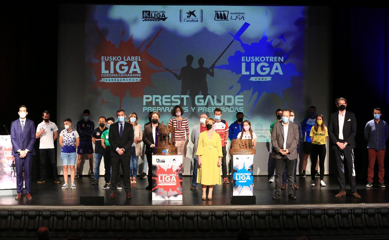 Borja Rodrigo (ACT) y Arantxa Tapia (Gobierno Vasco) presidieron el acto en presencia de patrocinadores y remeros. 