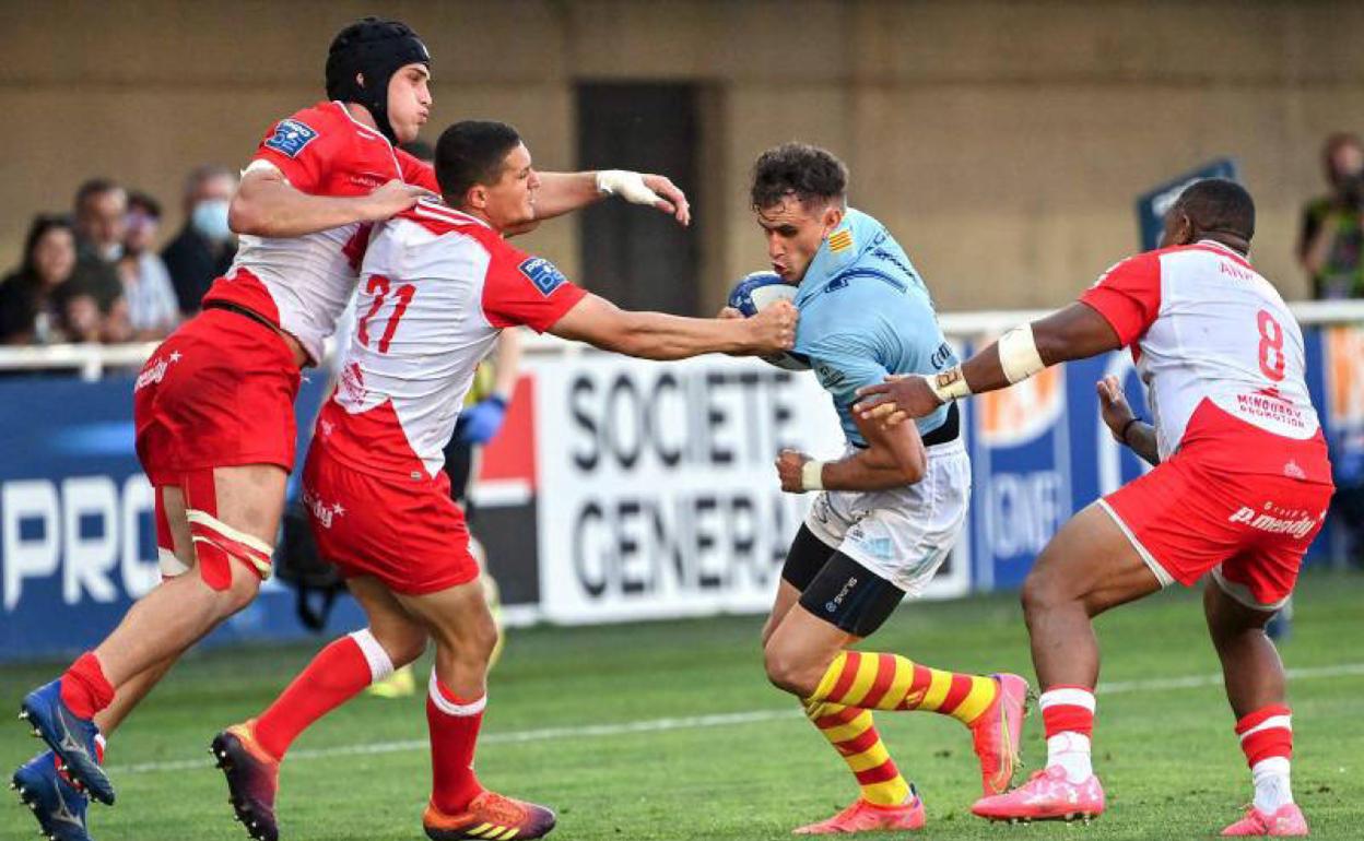 Armitrage, Bosh y Watremez, del Biarritz, intentan frenar a un rival del Perpignan, en la final por el ascenso del sábado pasado.