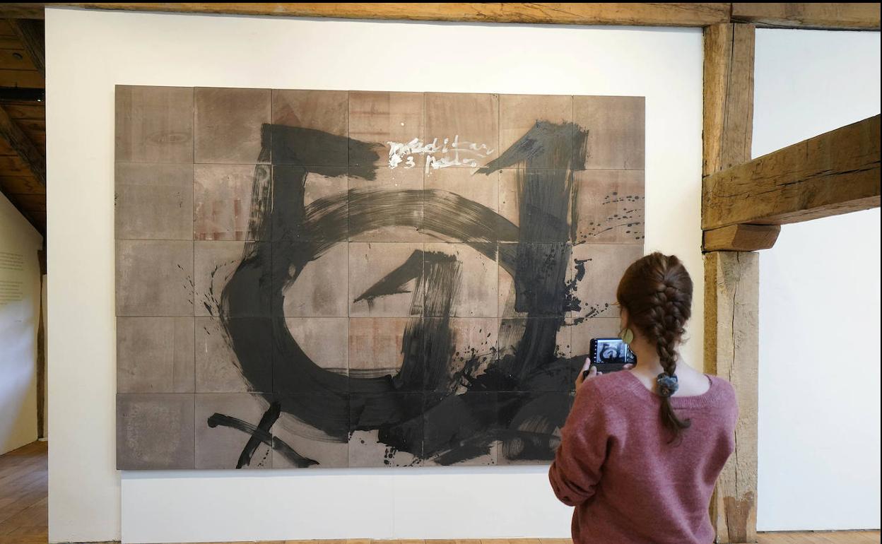 Una de las 17 obras de Tàpies expuesta en el caserío Zabalaga. 