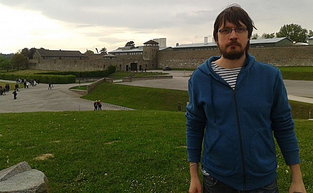 El historiador Etxahun Galparsoro, ante la entrada de Mauthajusen. 