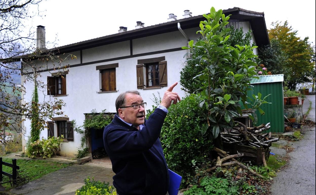 El socialista Paco Egea, exconsejero de trabajo, posa en el caserío Txillarre de Elgoibar, en el que en 1999 comenzó las conversaciones con Arnaldo Otegi, entonces líder de Batasuna.