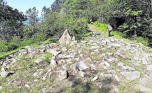 Imagen principal - Dolmen de Belkoain situado en un lugar con magníficas vistas. ¡Sorpresa! El buzón de esta cima tiene sorpresa. Parte del cartel en la zona de la cima con datos y fotos históricas.