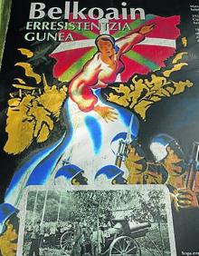 Imagen secundaria 2 - Dolmen de Belkoain situado en un lugar con magníficas vistas. ¡Sorpresa! El buzón de esta cima tiene sorpresa. Parte del cartel en la zona de la cima con datos y fotos históricas.